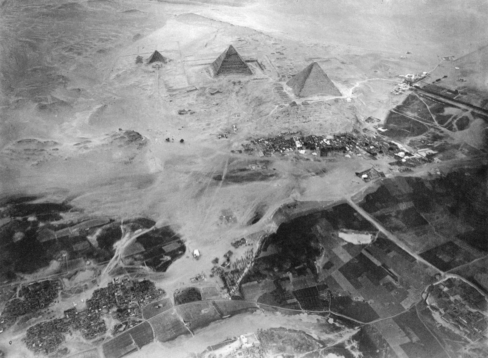 Les pyramides photographiées depuis un ballon, par Eduard Spelterini, en 1904.