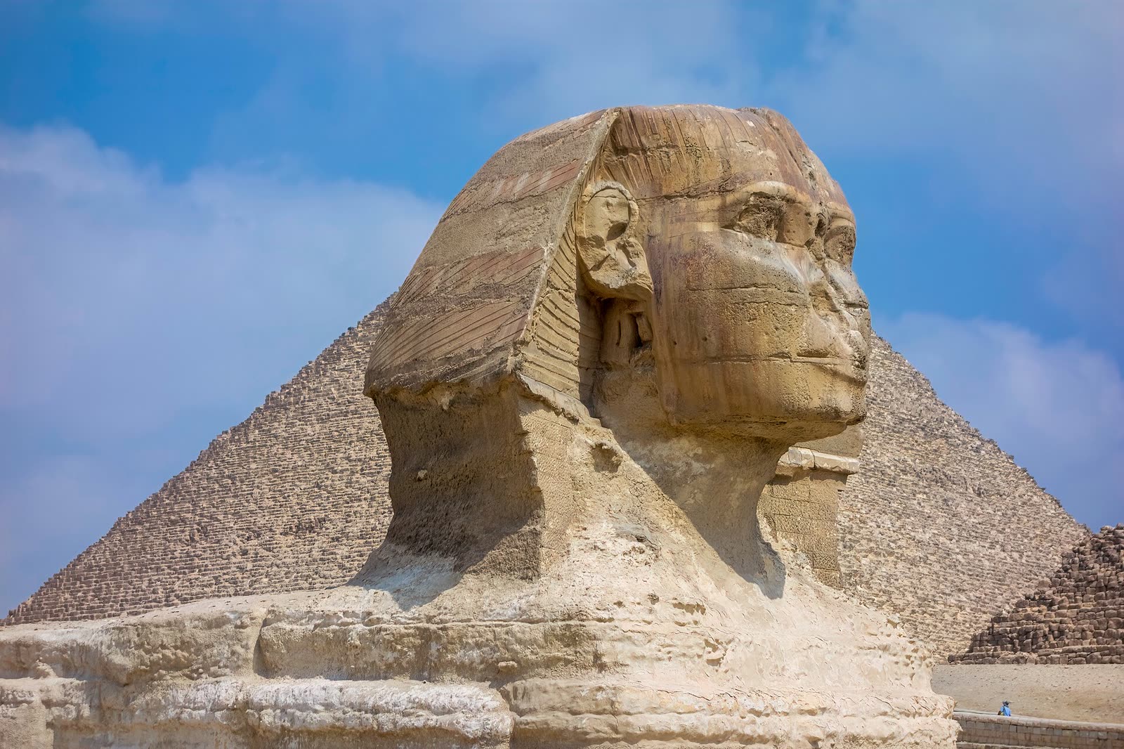 Le Grand Sphinx, mi-lion mi-homme, taillé dans la roche du plateau.