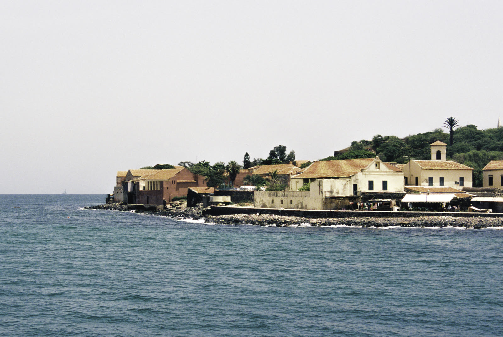 Gorée vue de la mer, en arrivant en chaloupe depuis Dakar.