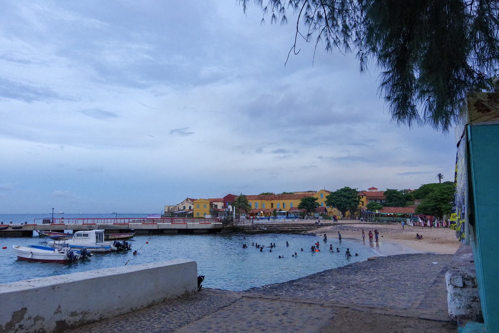 La petite plage et le port, à deux pas du débarcadère.